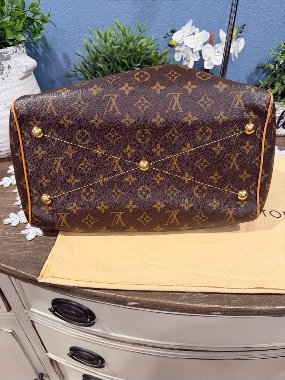Authentic Louis Vuitton Tivoli GM - Picture 5 of 13
